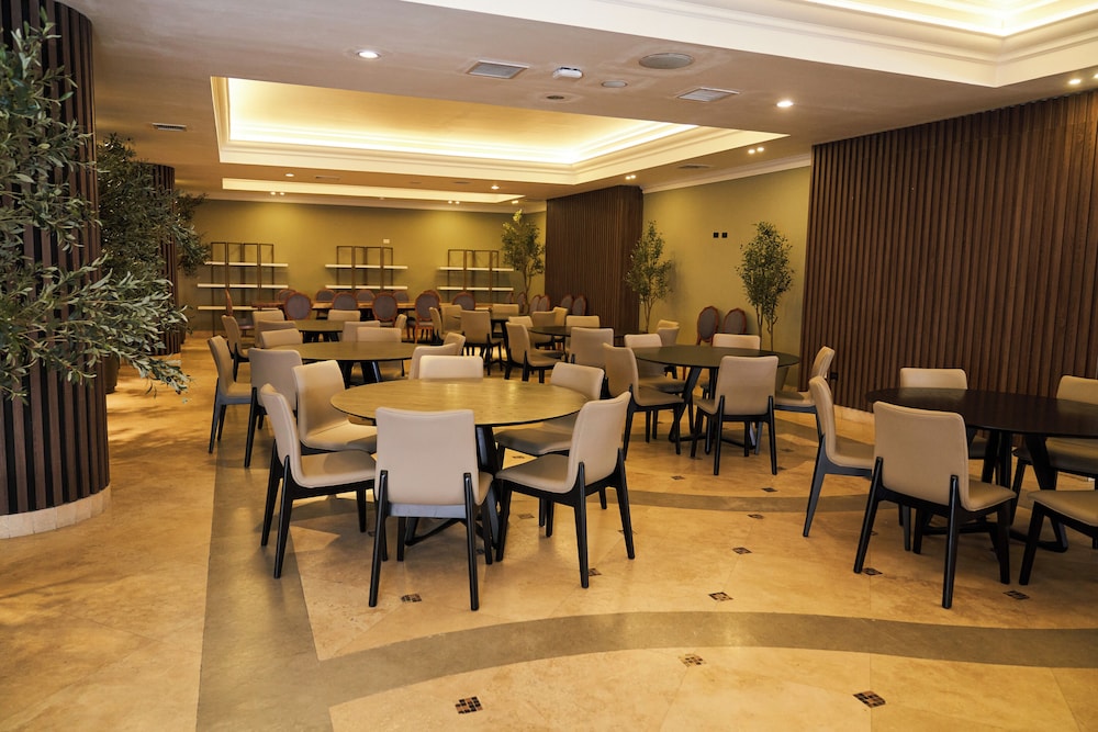 Waymore Hotel Spa & Casino 92/111