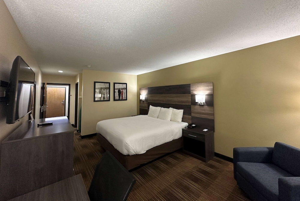 AmericInn by Wyndham Fort Atkinson 10/37
