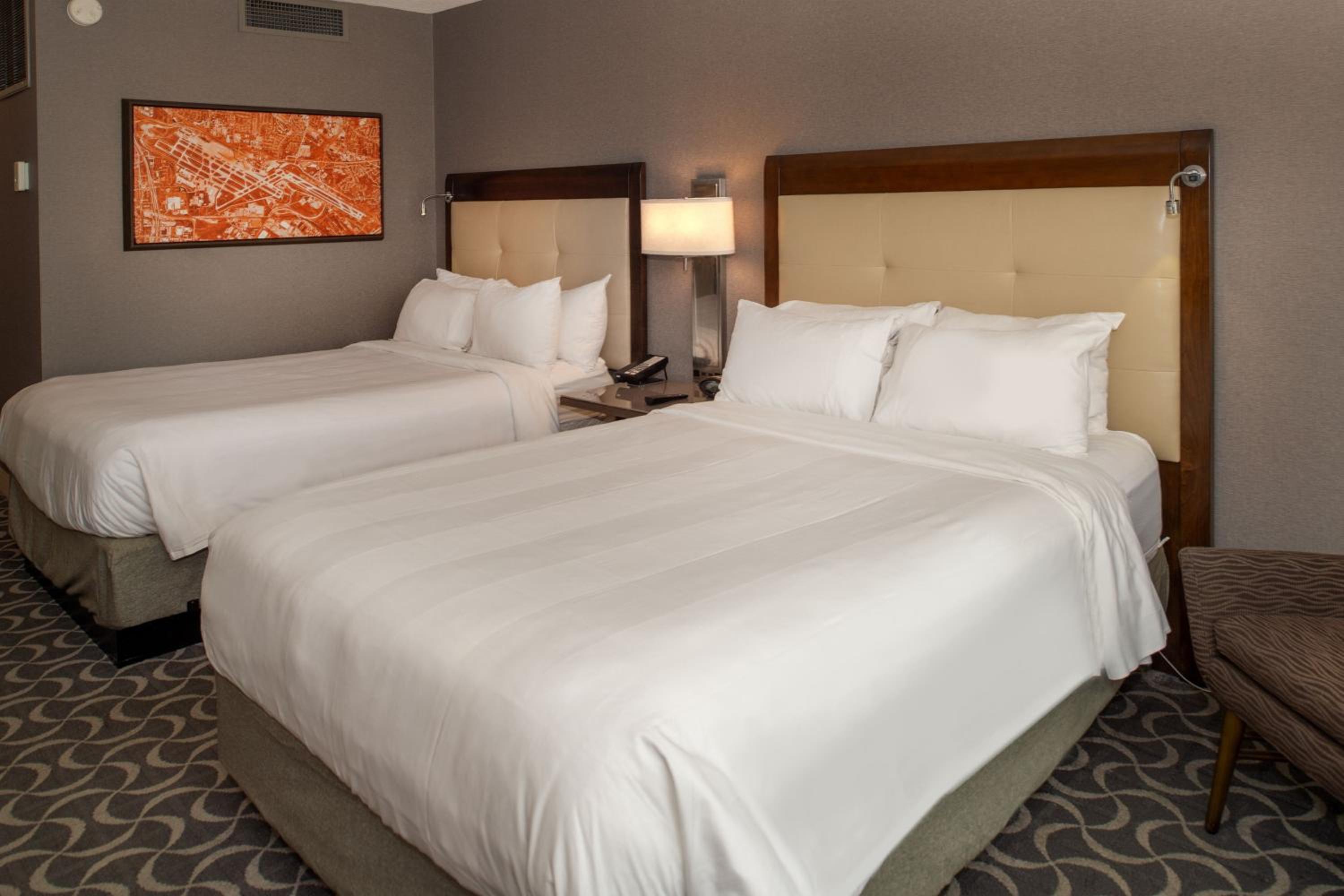 غرفة قياسية بسريرين مزدوجين، Marriott St. Louis Airport 3/10