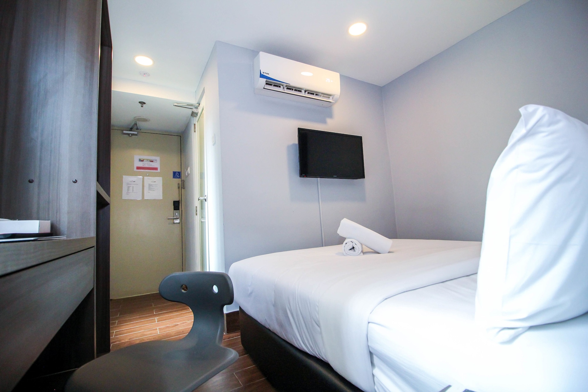 DELUXE, QUEEN BED, CITY VIEW