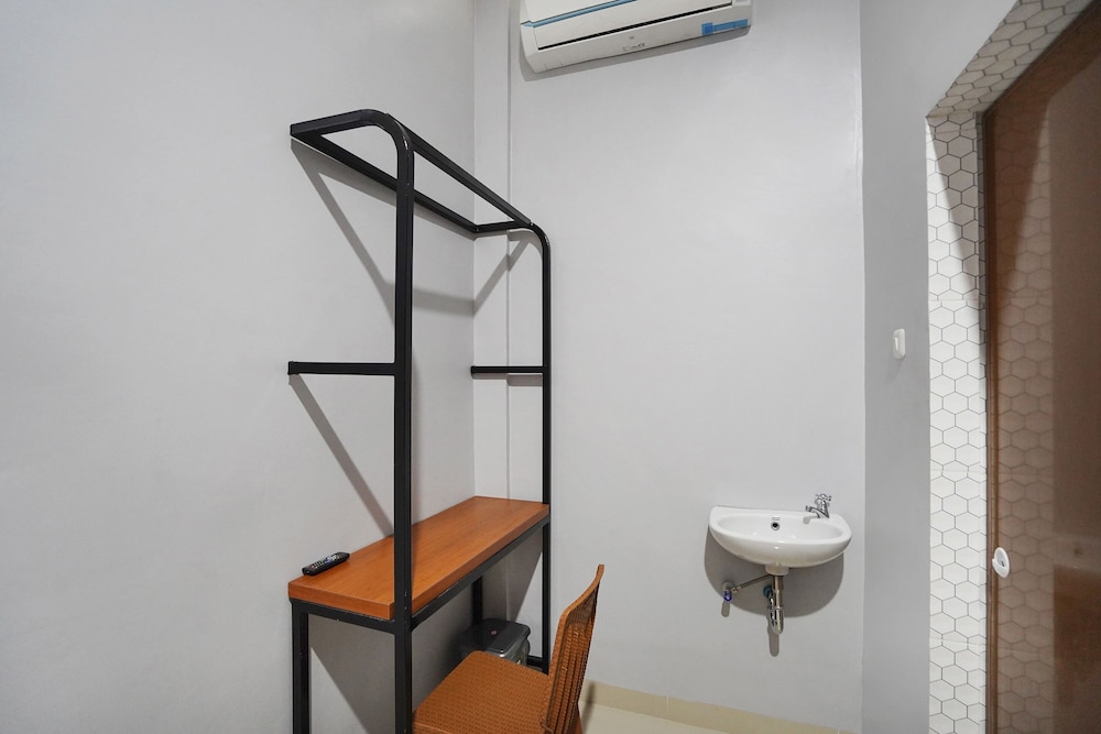 Super OYO 91181 Beda Arga Residence near RSU Royal Prima photo5