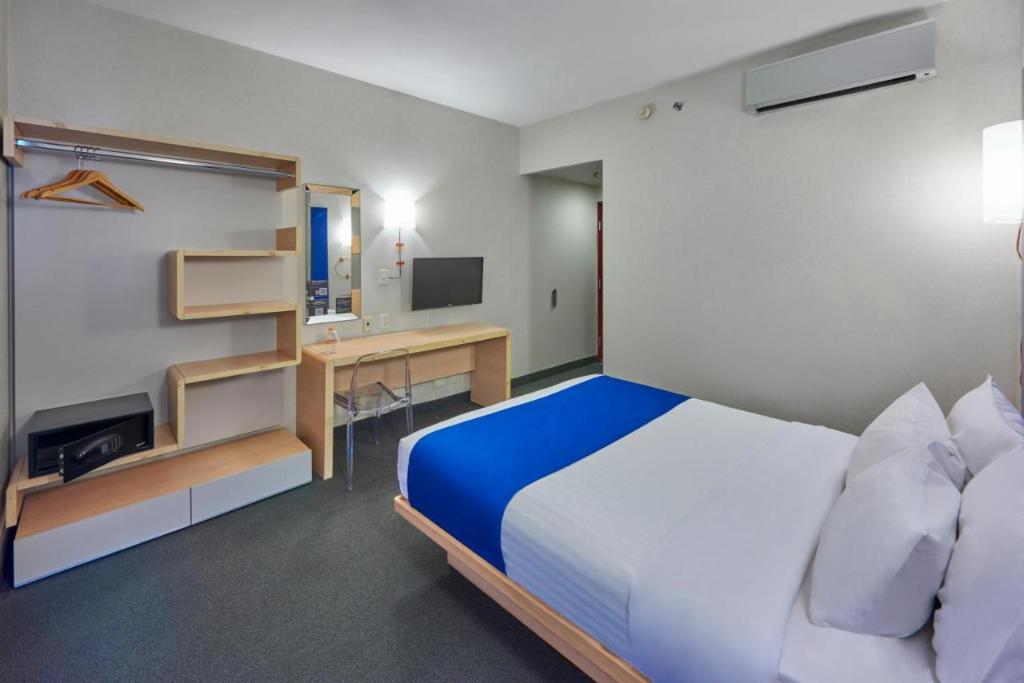 Paseo, Guest Room, King Bed, Sofa