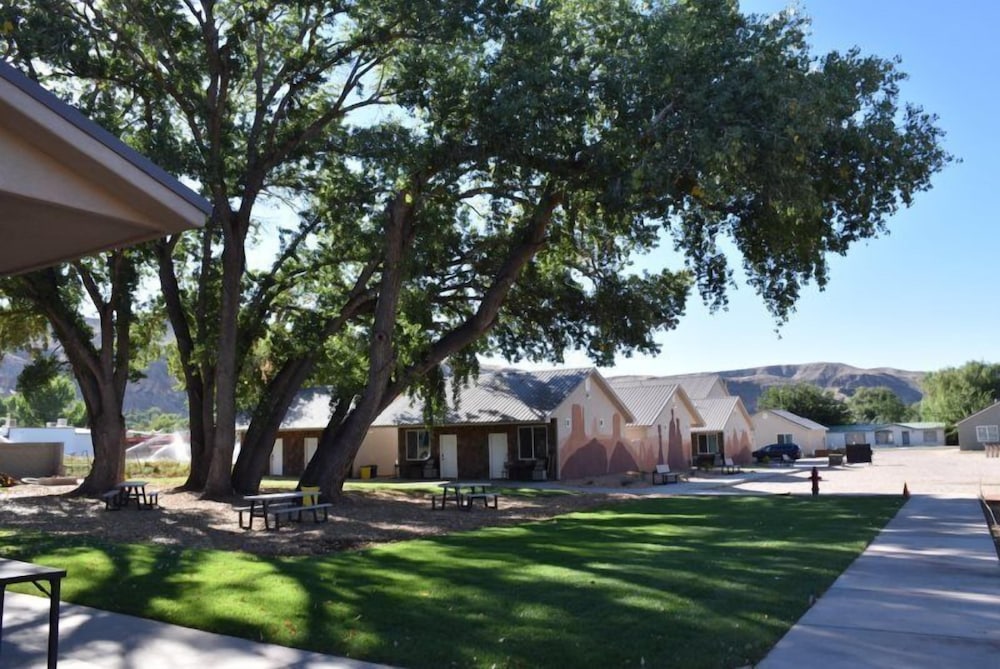 Zion s Camp and Cottages 39/50