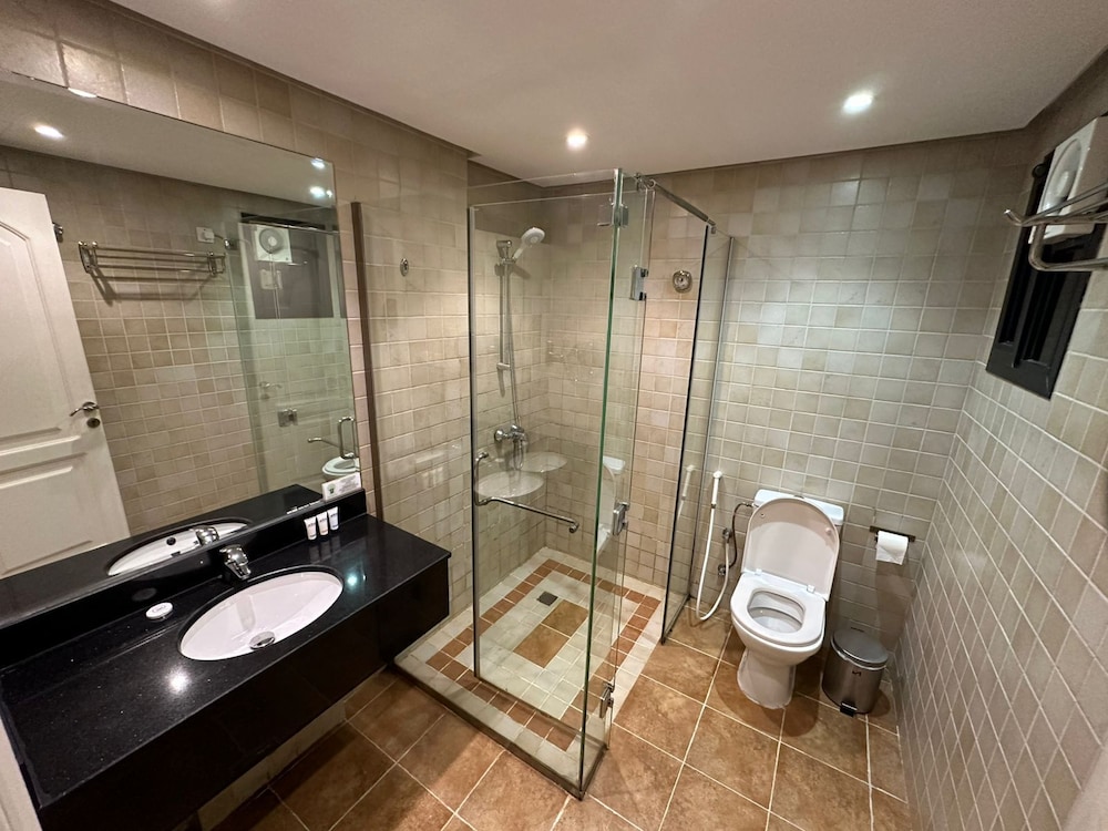 كورنيش لورين سويتس(Loren Suites Corniche) 48/50