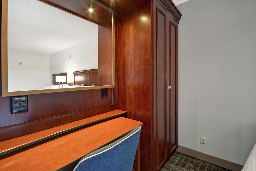 Hampton Inn Detroit/Madison Heights/South Troy 7/56