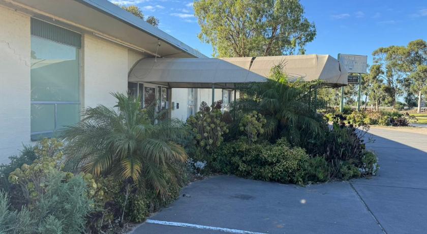 Lazy River Motor Inn 31/32