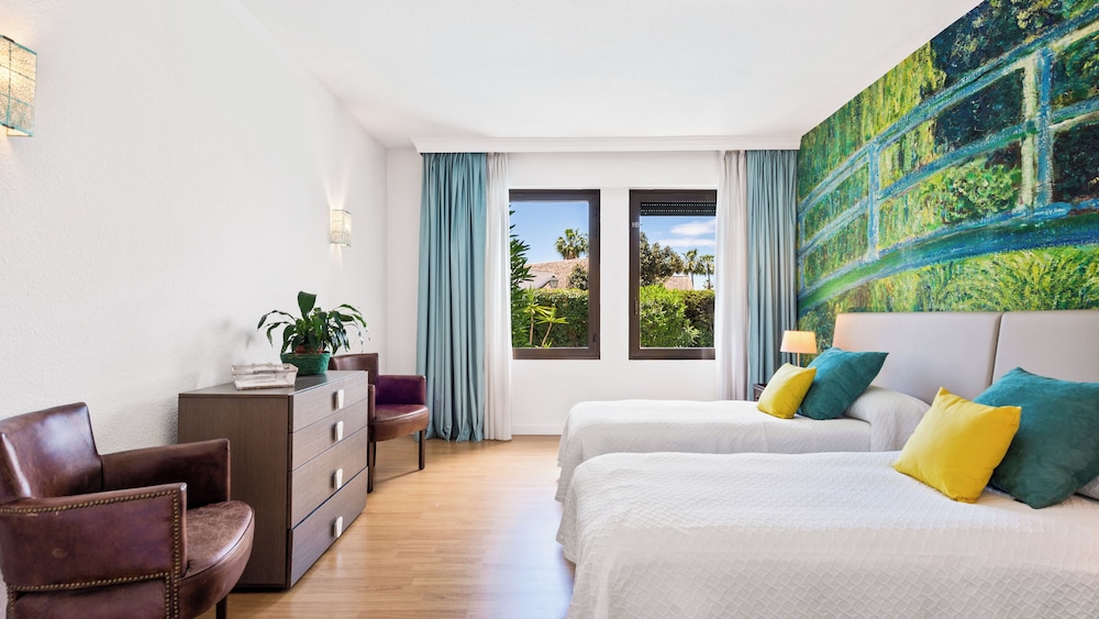 Host Villas & Suites 24/50