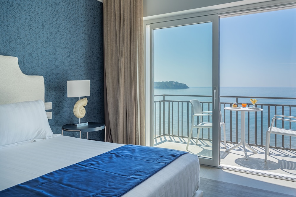 SUMMIT HOTEL 15/70