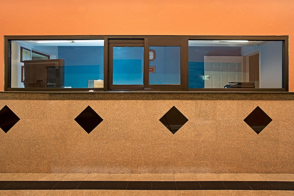 Super 8 by Wyndham Houston/Brookhollow NW photo3