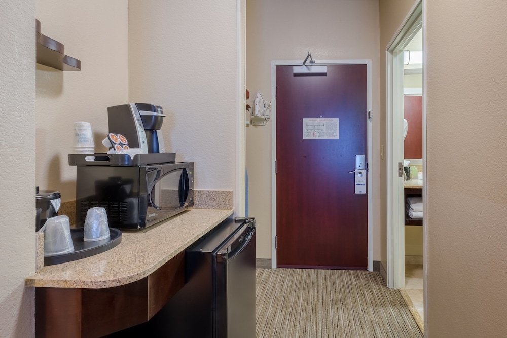 Holiday Inn Express Hotel And Suites Dallas West 39/40