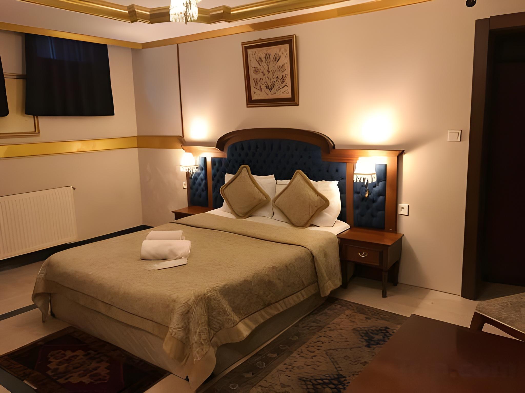 Budget, Basement, Queen Bed