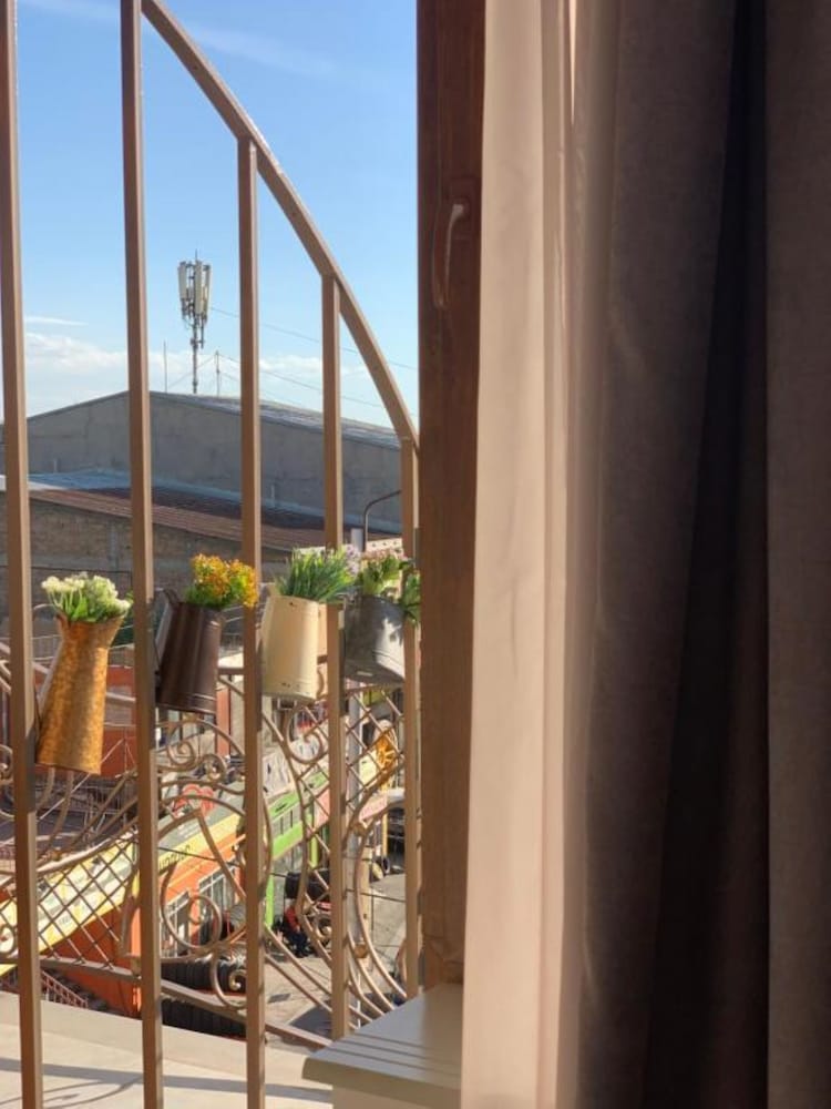 Menua Hotel 43/49
