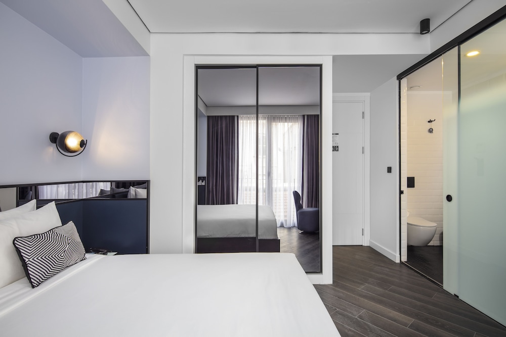 SUPERIOR, QUEEN BED