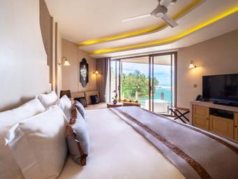 Junior Suite, King and Twin Beds, Sea Side, Hot Tub