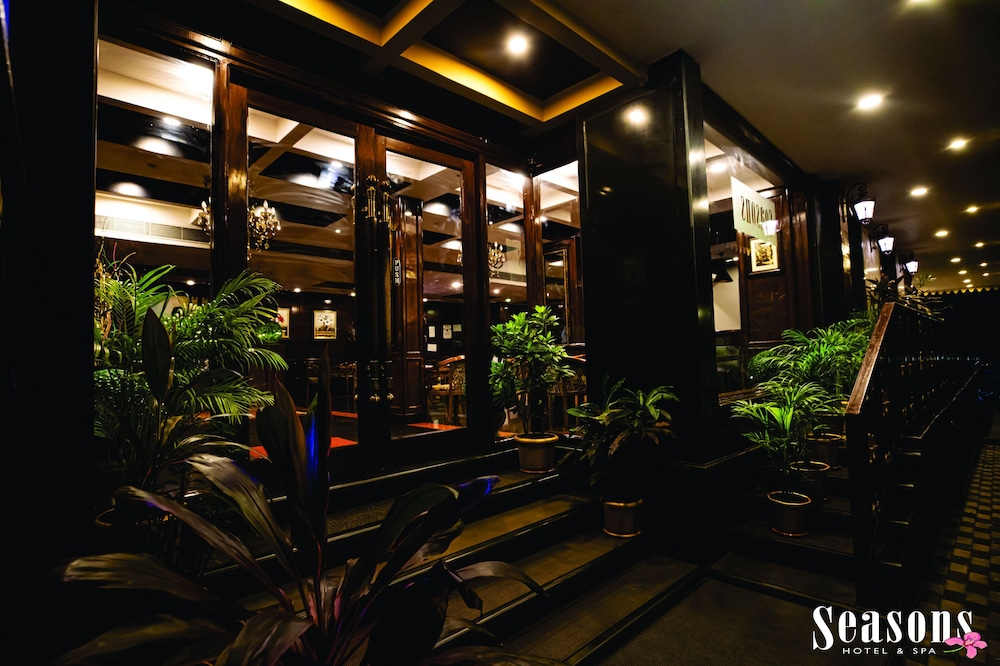 Seasons Hotels & Resorts 48/50
