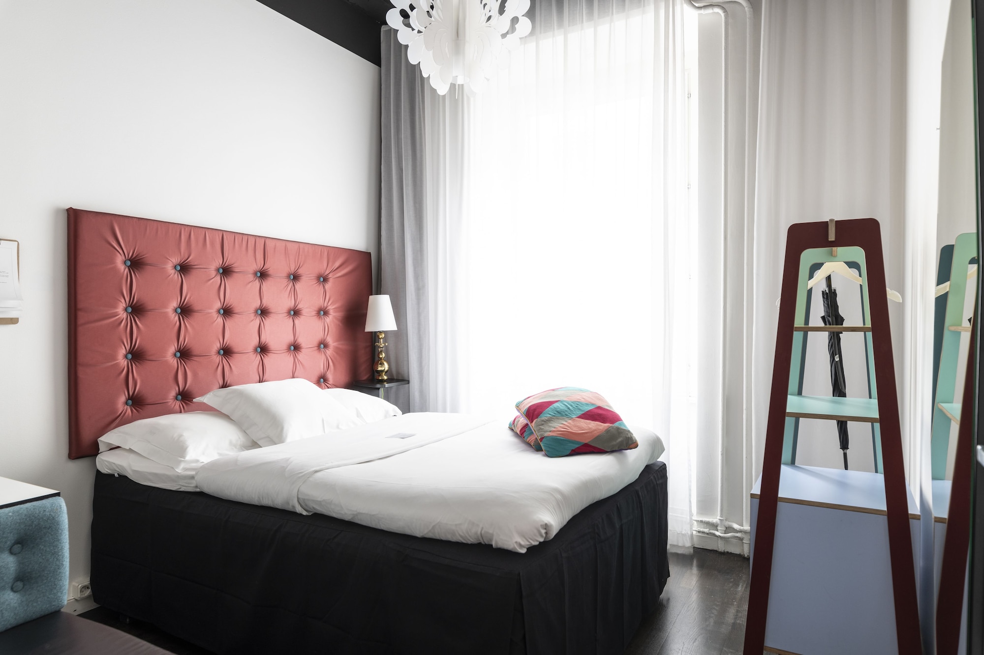 Xs, Queen Bed