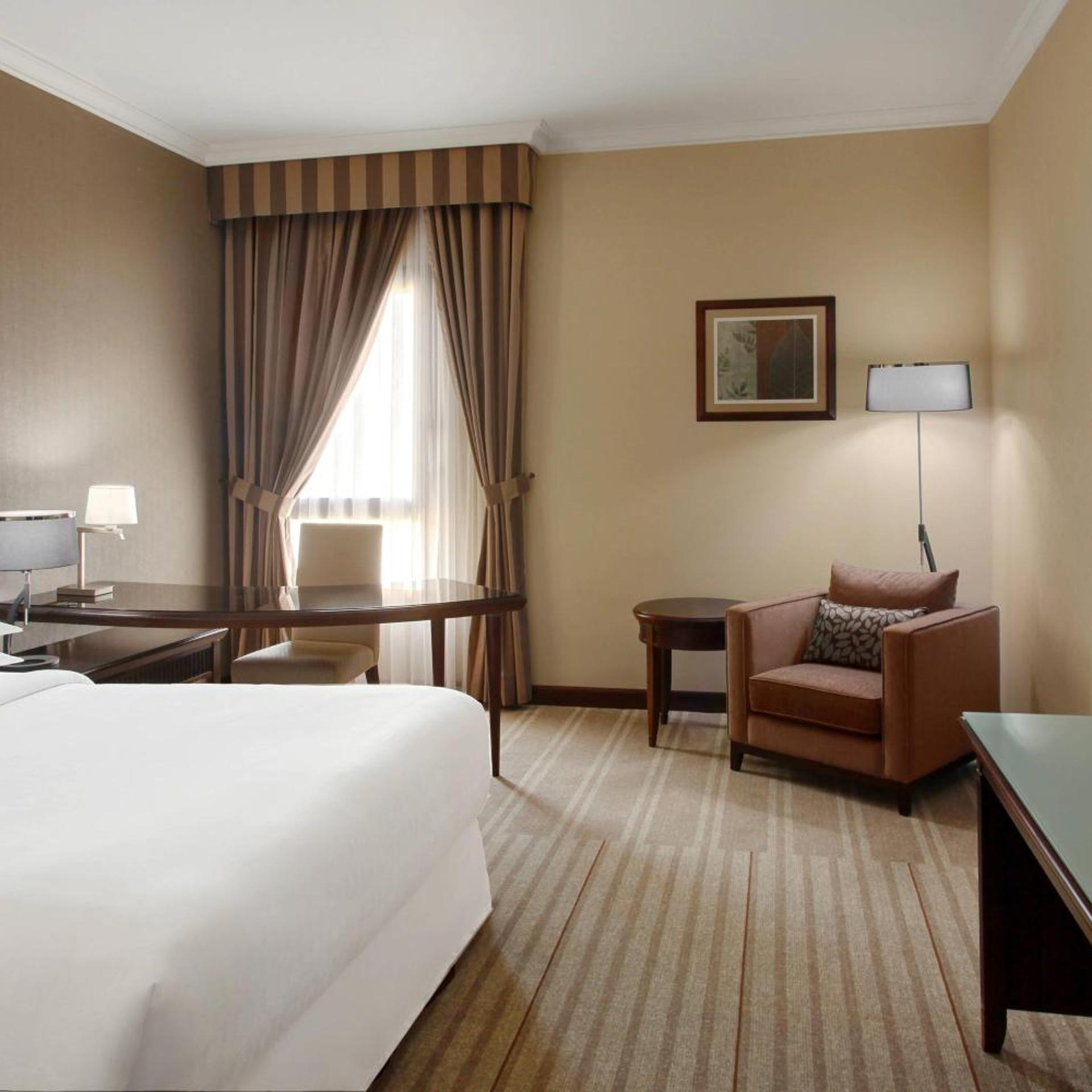 غرفة تنفيذية بسرير كوين مع دخول صالة النادي، فندق وأبراج شيراتون الرياض(Sheraton Riyadh Hotel And Towers) 3/5