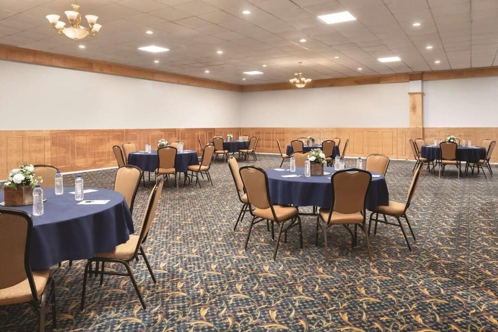 Urbana Hotel and Conference Center 29/35