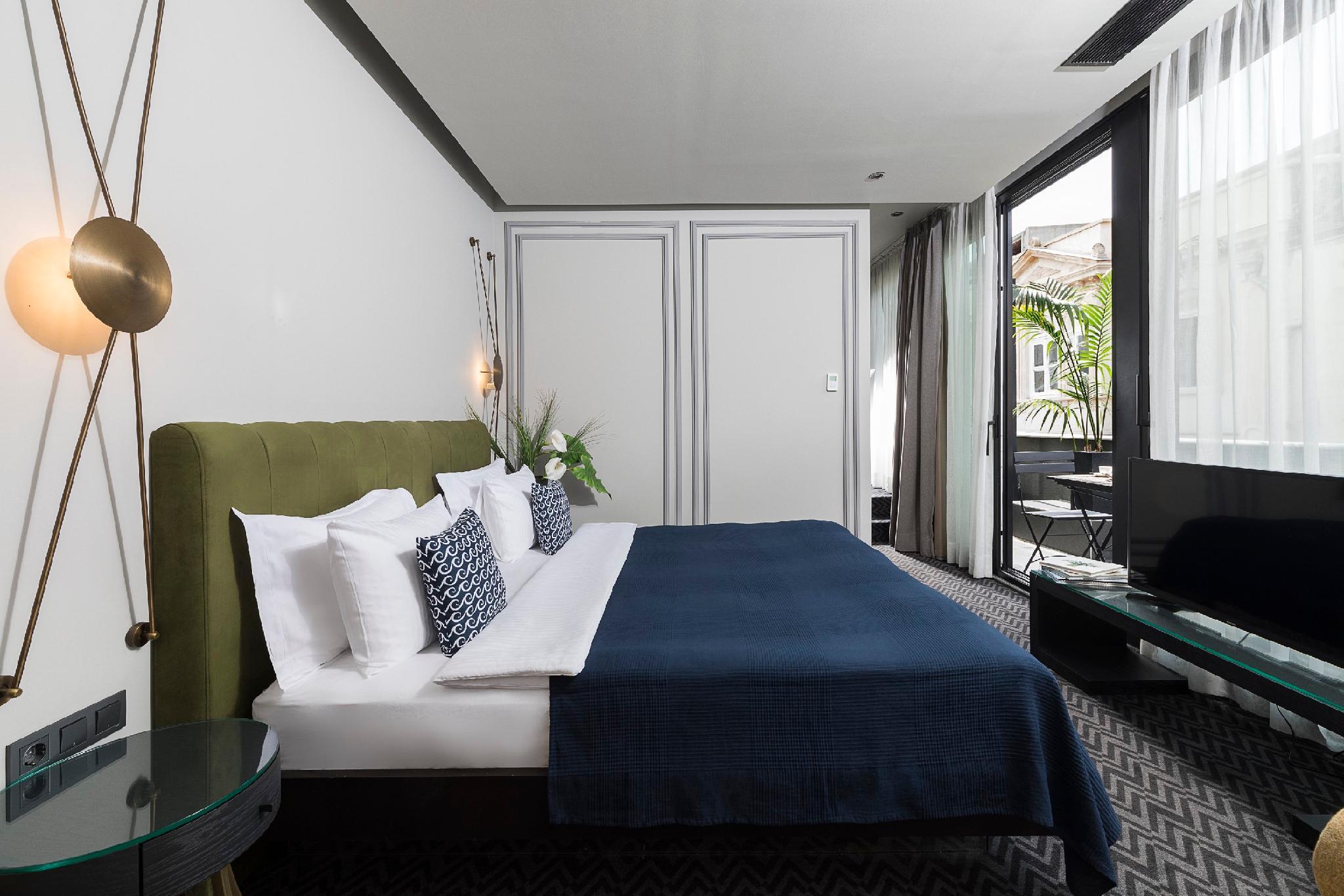 Junior Suite, King Bed, Sofa, Balcony