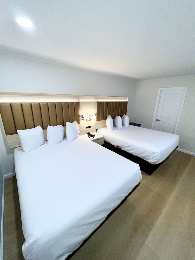 DELUXE, 2 QUEEN BEDS