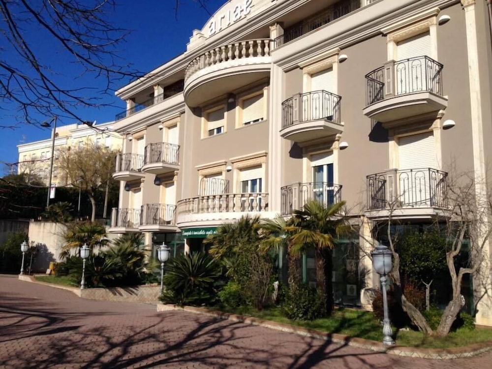 Ariae Hotel 43/45