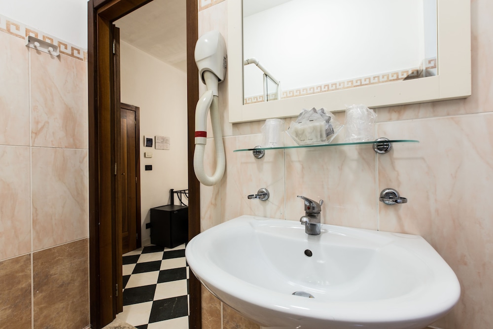 HOTEL AGLI ARTISTI 29/32