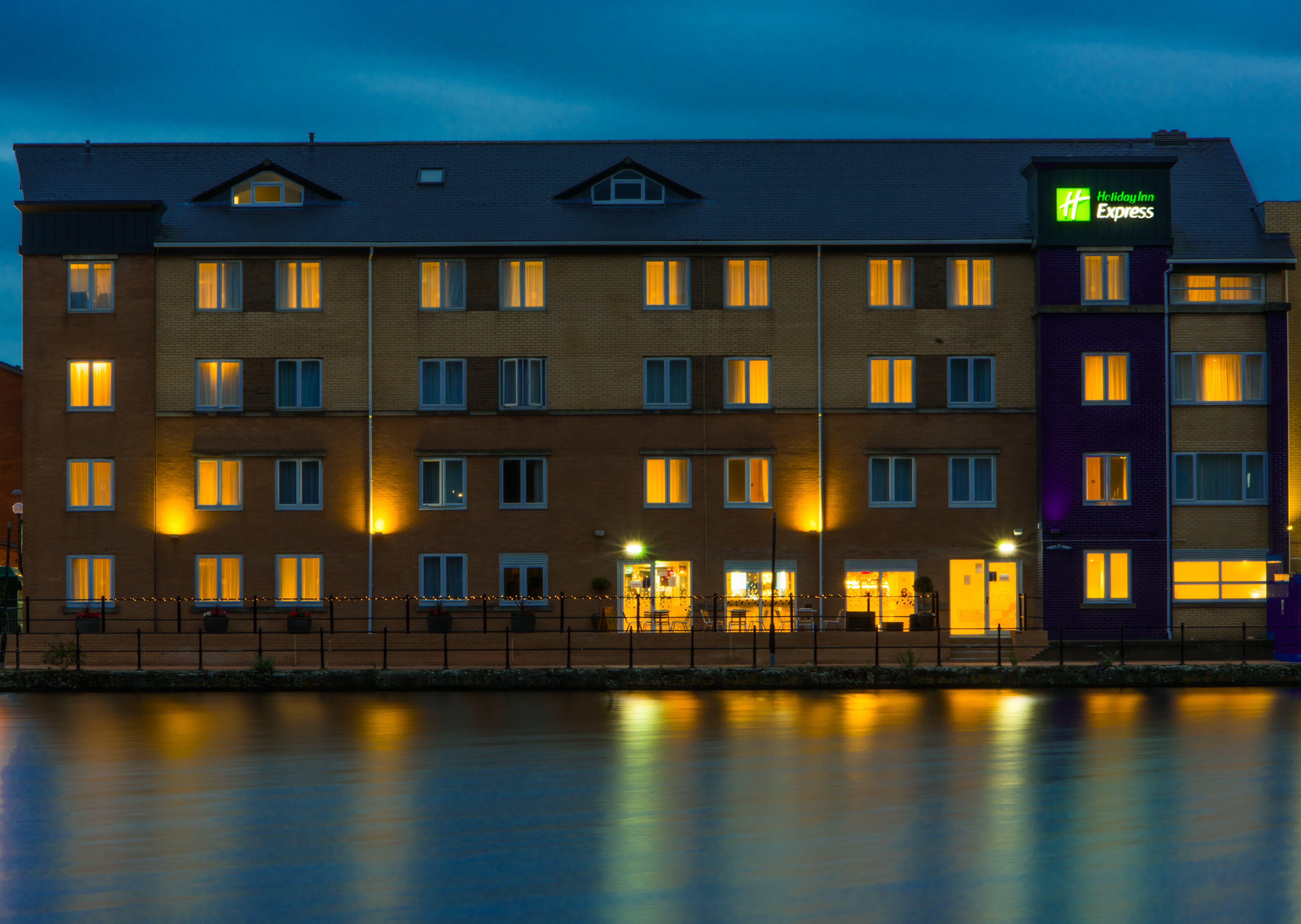 HOLIDAY INN EXPRESS CARDIFF BAY 2/39
