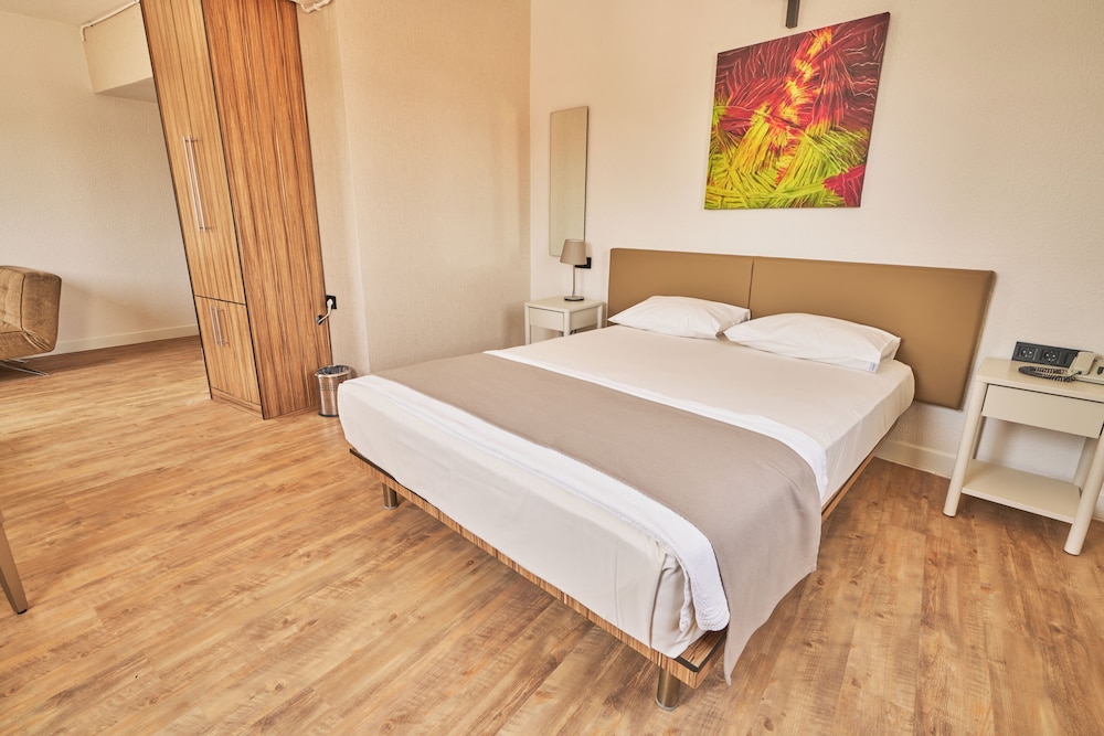KARDES HOTEL 28/68