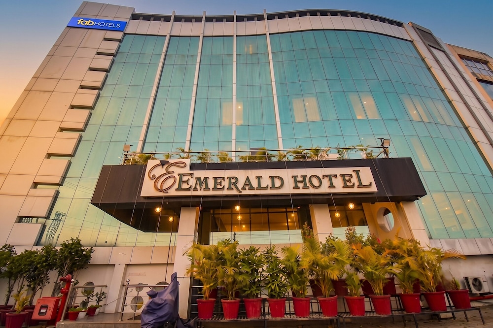 Fabhotel Emerald 1/36