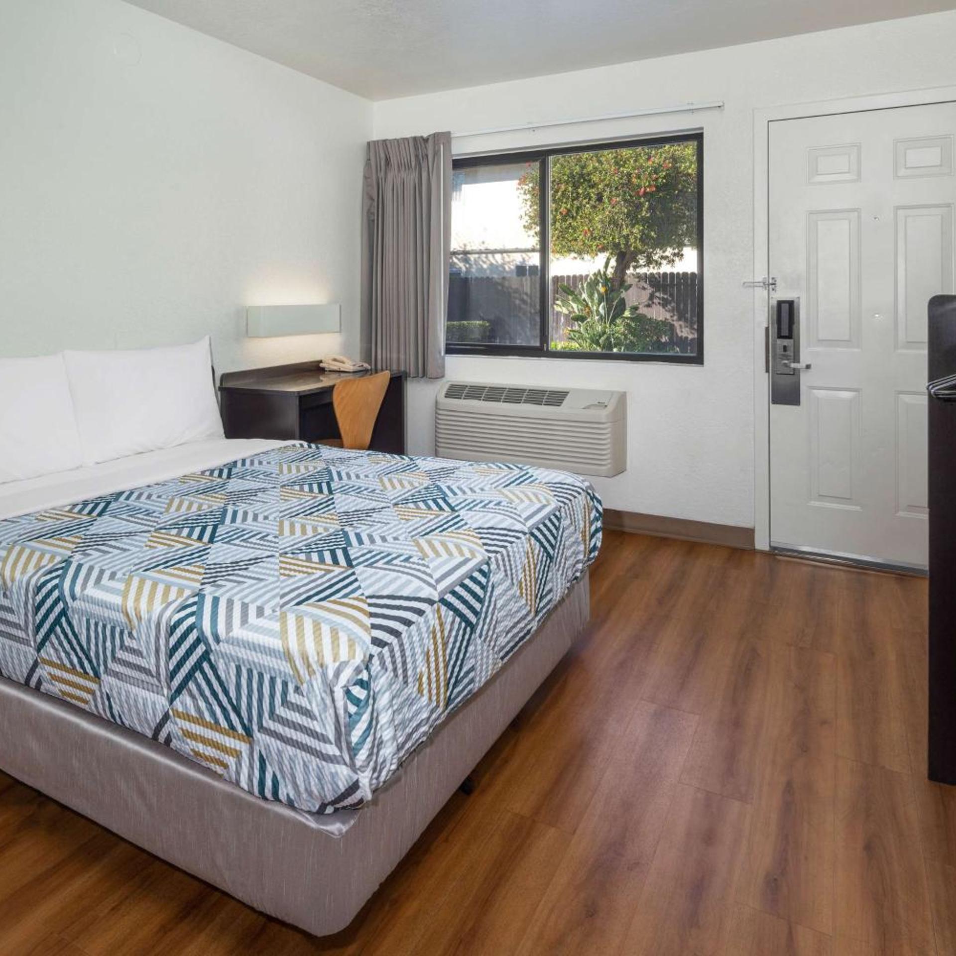 ROOM, QUEEN BED