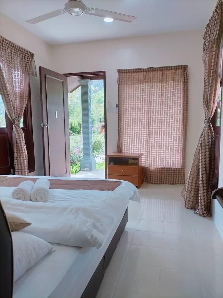 SIGNATURE, SINGLE, KING BED, MOUNTAIN VIEW