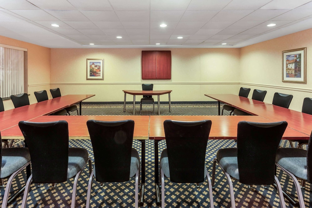 La Quinta Inn & Suites by Wyndham Milwaukee SW New Berlin 34/38