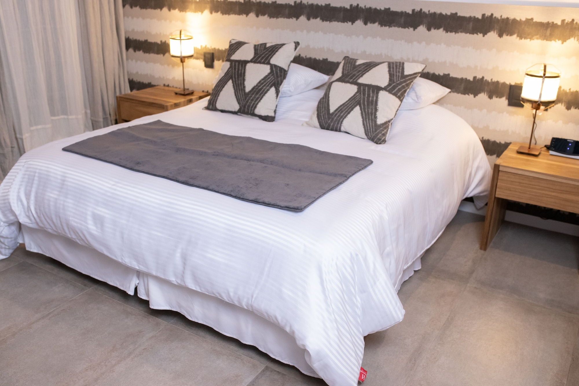 ROOM, DOUBLE BED