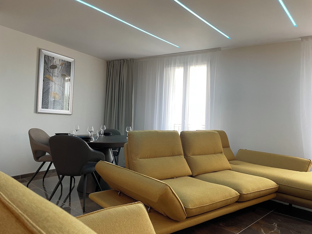 Hotel De Grignan 40/64