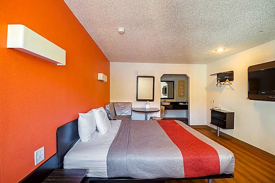 Motel6 Blue Springs, MO 7/24