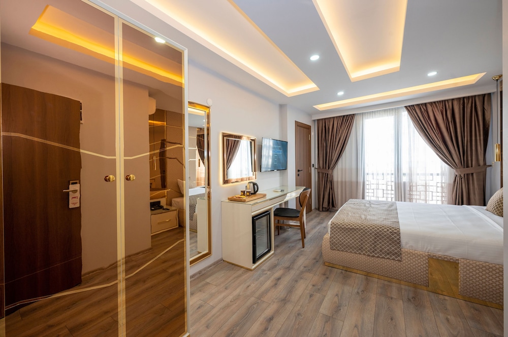 Luxury Airport Hotel 20/48