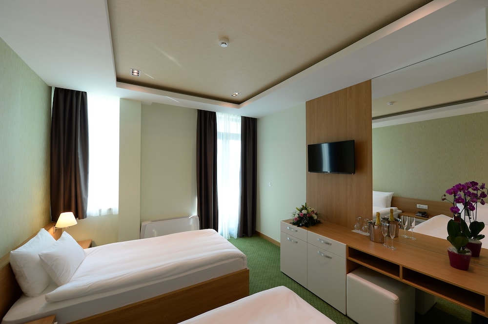 Hotel Hedonic 16/50
