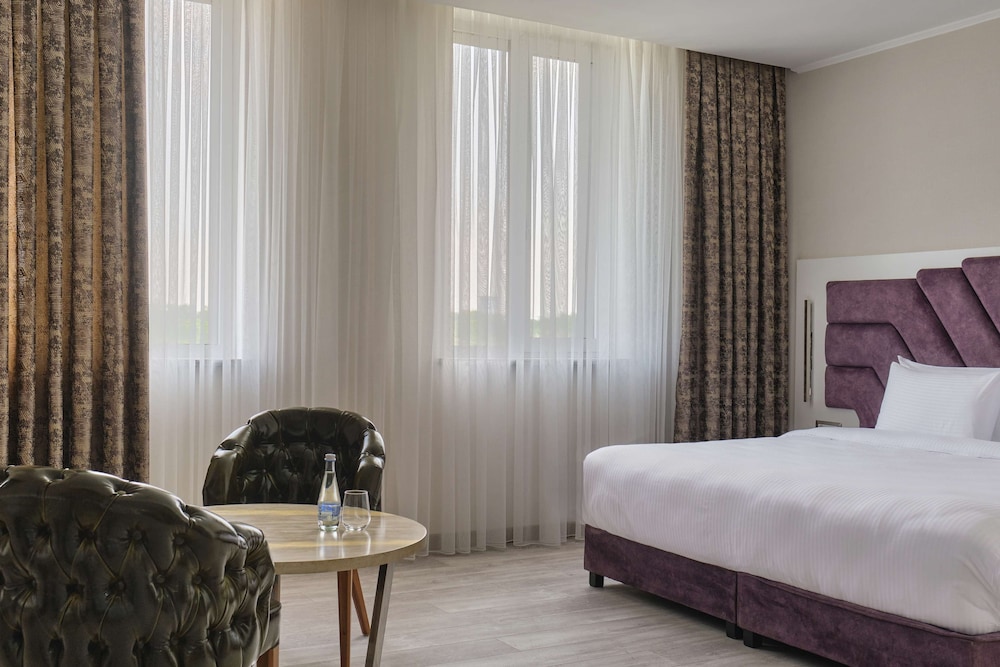 غرفة بريميوم بسرير كينج، Panarams Tashkent Hotel a Member of Radisson Individuals 2/4