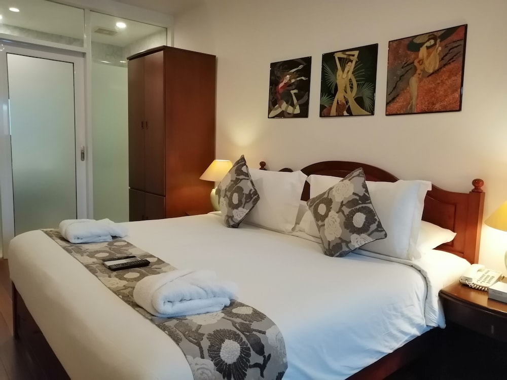 Heeren Straits Hotel 18/75