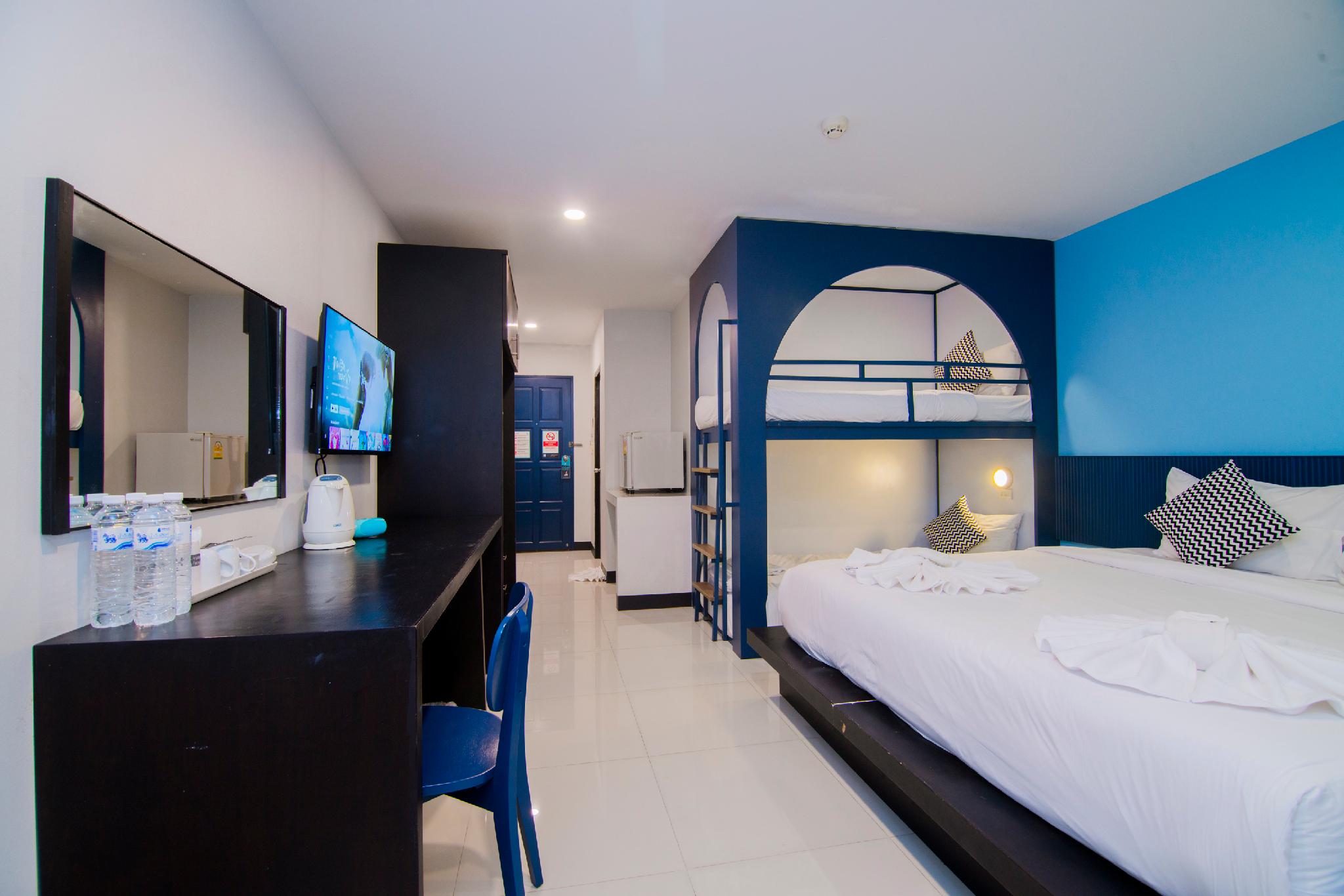 Room, Quadruple, King Bed, Bunk Bed, Mountain View