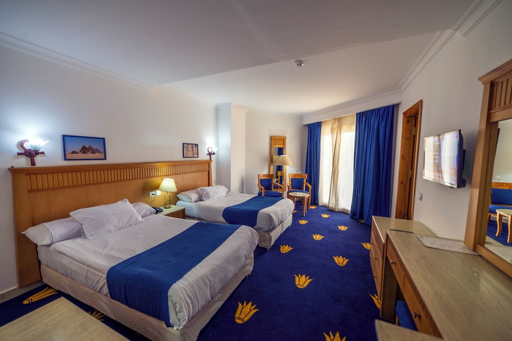 Superior, Queen Bed, Pyramids View