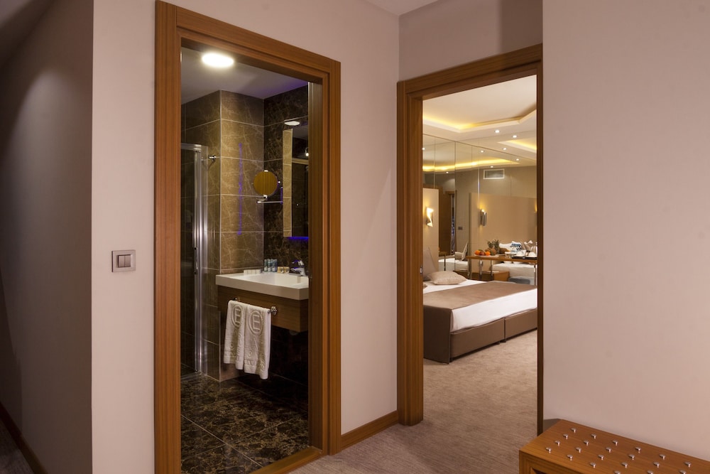 Majura Hotel 50/50