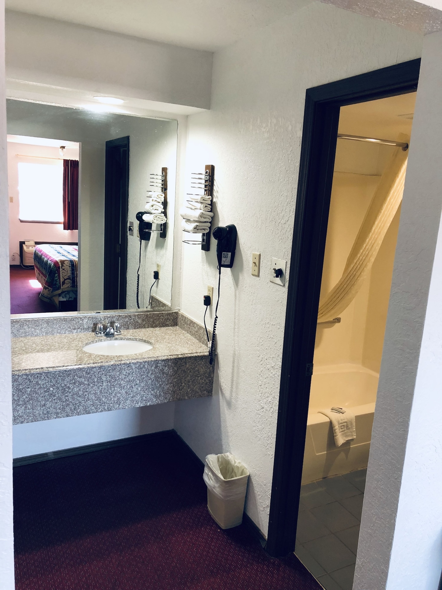 STUDIO, KING BED, KITCHENETTE