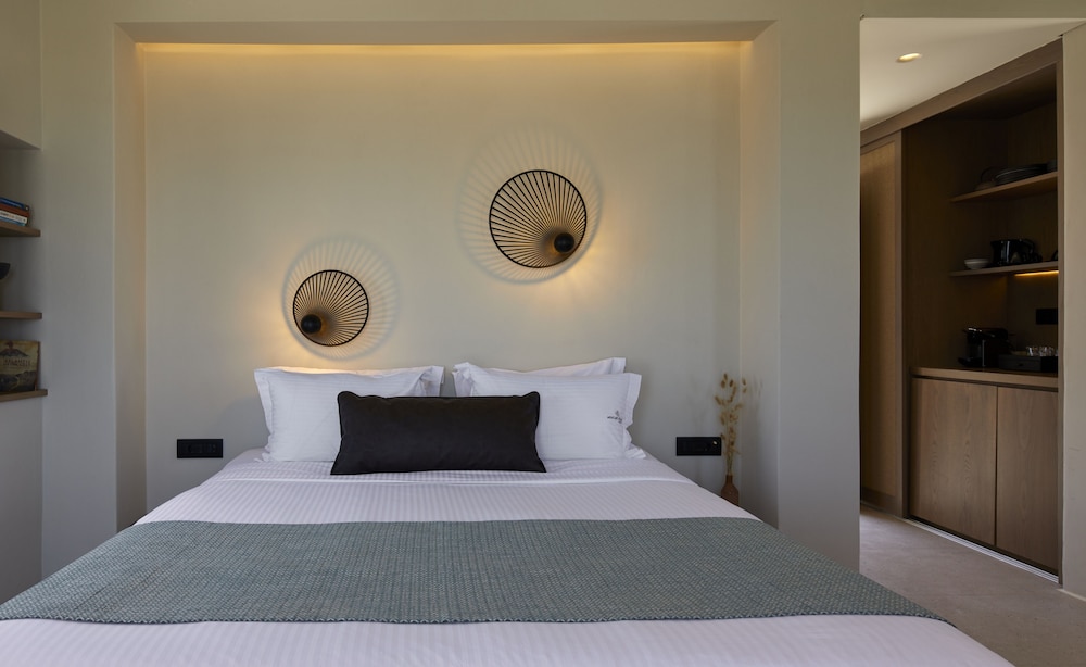 Halcyon Days Suites 7/50