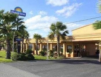 Days Inn By Wyndham Lake Charles 1/32