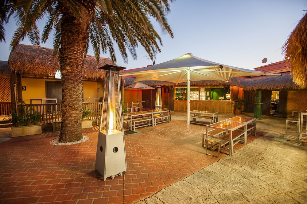 Leisure Inn 3/64