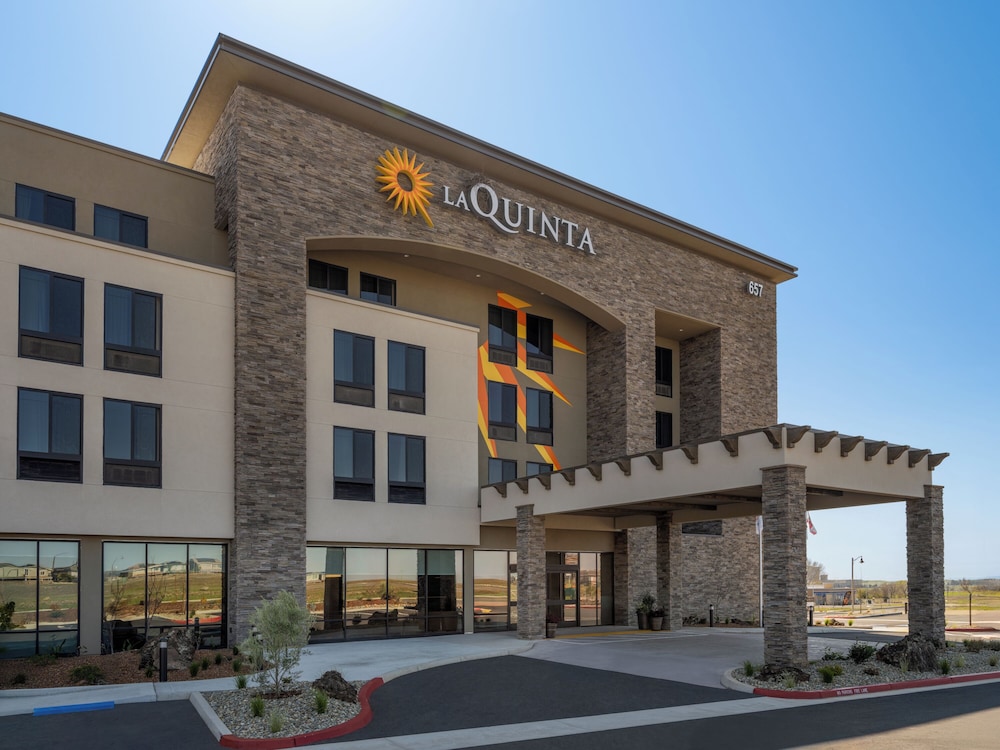 La Quinta Inn and Suites by Wyndham Lincoln 76/84