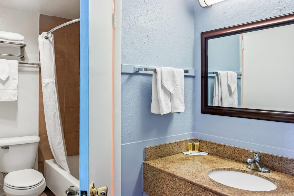 غرفة بسرير كينج، Travelodge by Wyndham Las Vegas NM 3/3