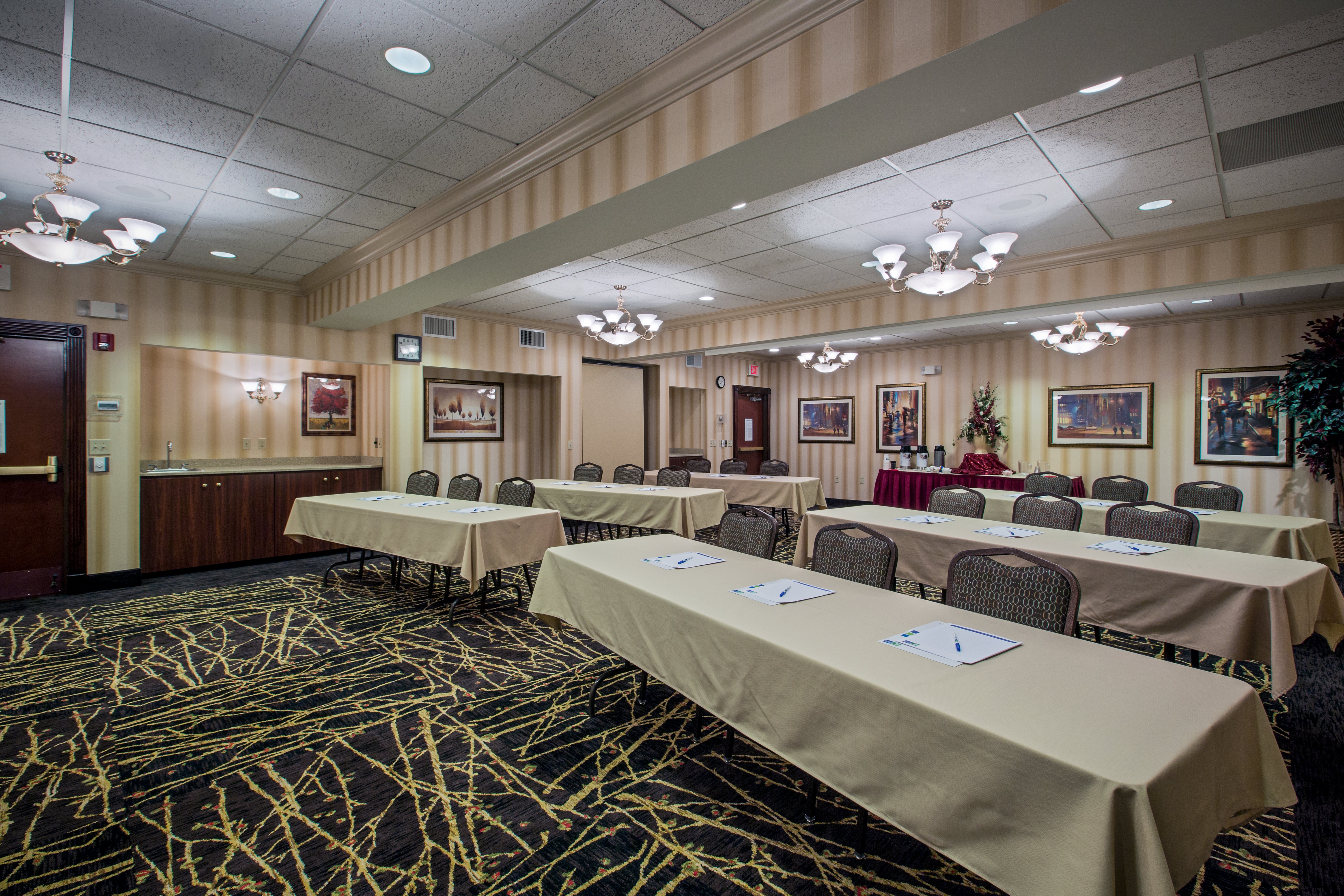 Holiday Inn Express Hotel Suites Youngstown N Warren Niles 52/79