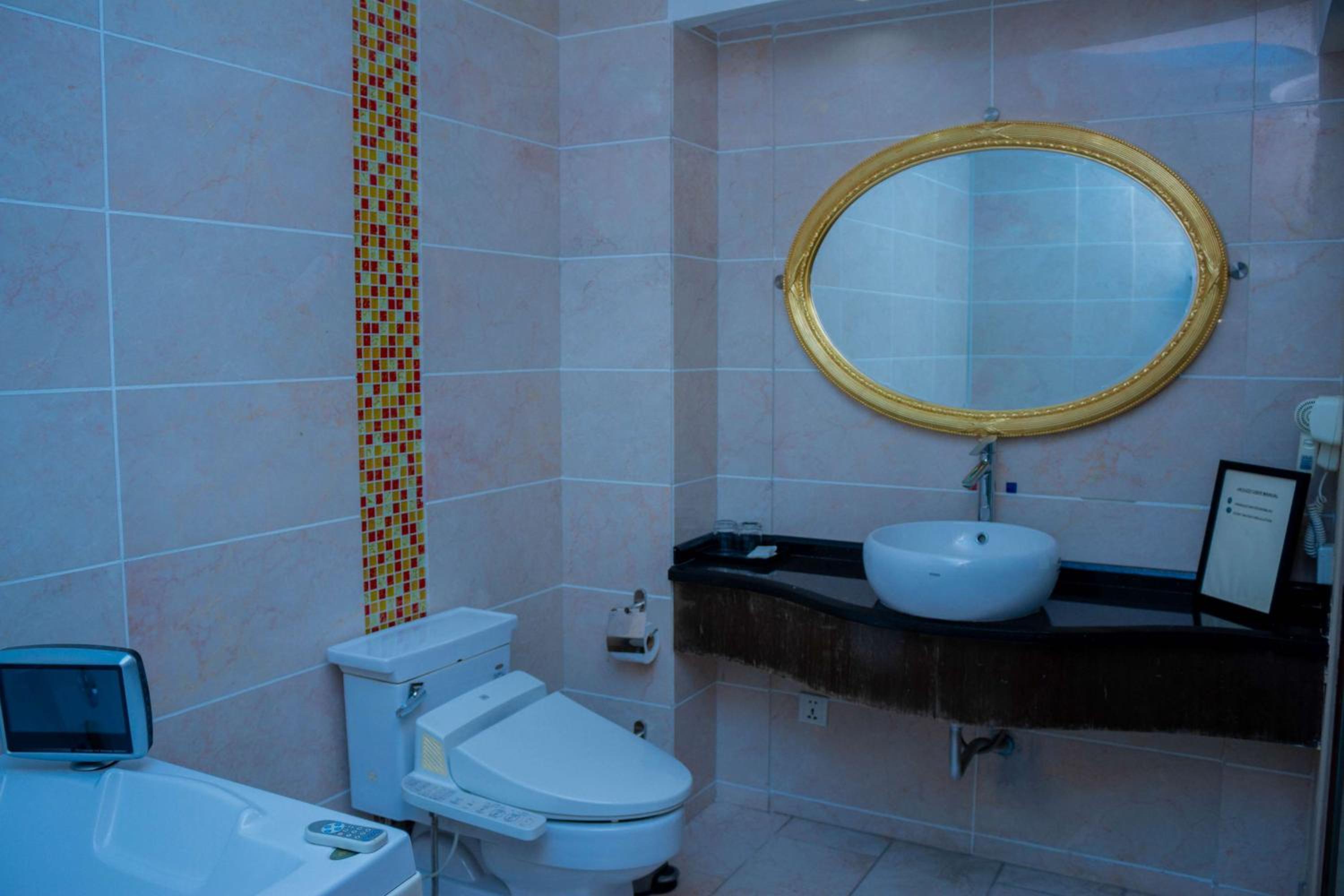 جناح بسرير كينج بجاكوزي، Best Western Plus Paramount Hotel 2/4